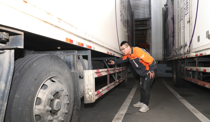 上海：越夜越忙碌 探访高速公路旁的快递转运中心
