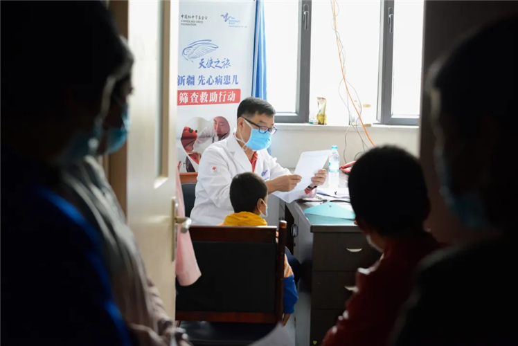 跨越4000公里守护孩子们的"心尖儿" 