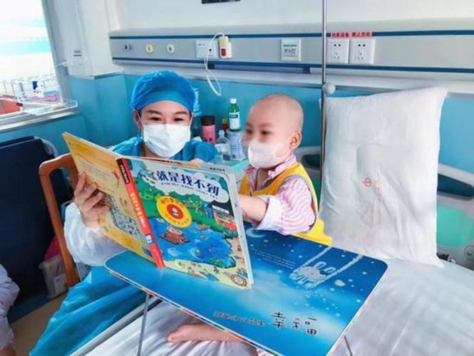 何张闽康为患病孩子读书。 受访者供图