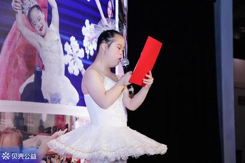 艺术双年展活动上，一位来自金羽翼的学员表演节目。 活动方供图