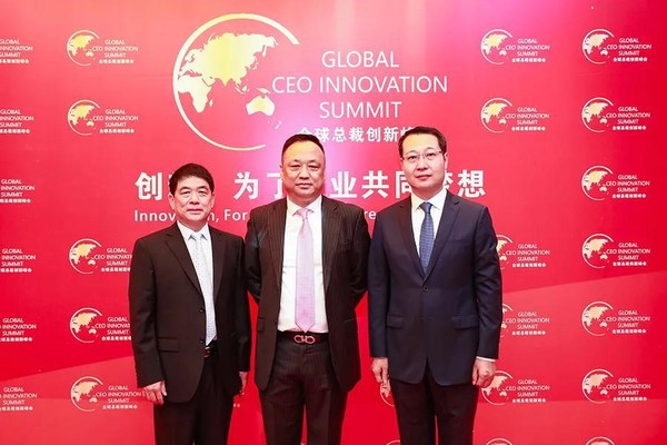 贺州市平桂区政协主席刘耀宁（左）、总裁网创始人CEO、全球总裁创新峰会创始主席沈洋（中）、前海联合资本董事长孙俊平（右）