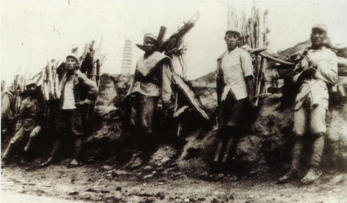 1943年张思德同志生前所在的内卫部队战士在背柴路上