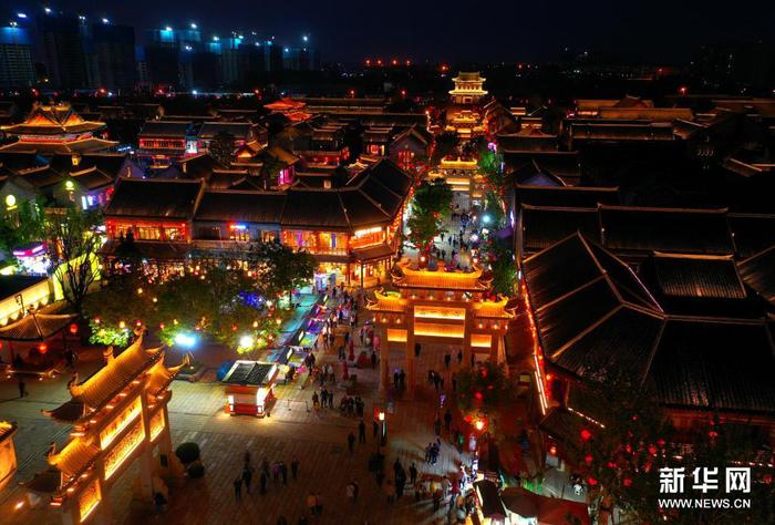 5月3日晚，游客在即墨古城游览（无人机照片）。