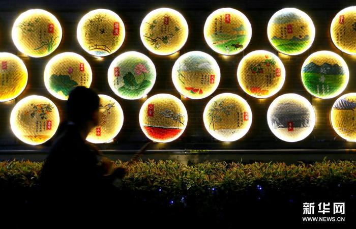 5月3日晚，游客在即墨古城游览。新华社发（梁孝鹏 摄）4