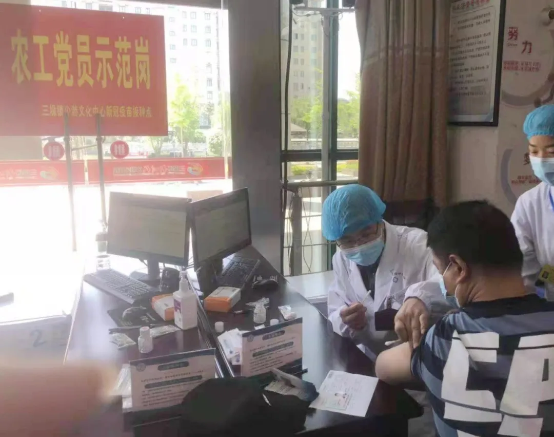 丁广友为群众接种疫苗