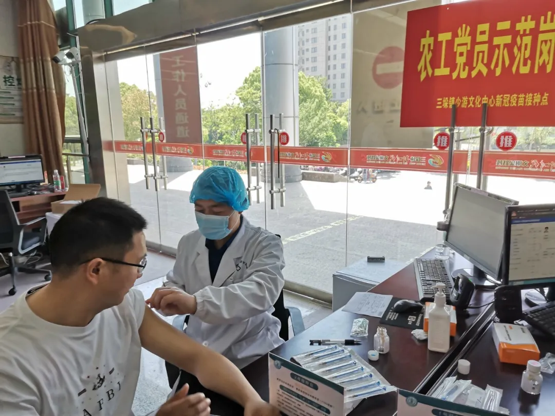 张兆林为群众接种疫苗