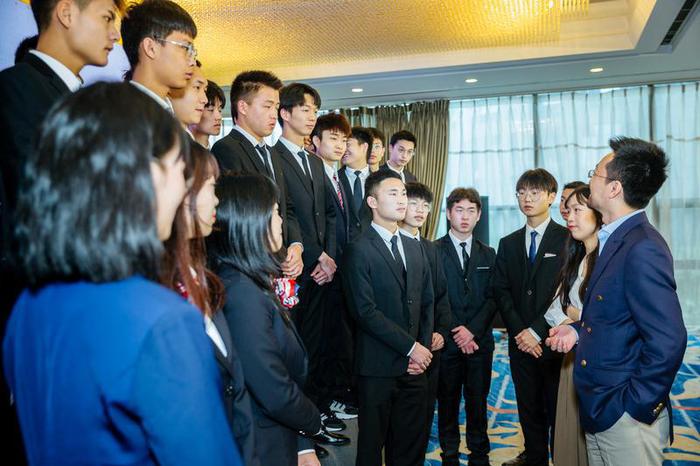 职校学子与活动嘉宾交流 中国扶贫基金会供图