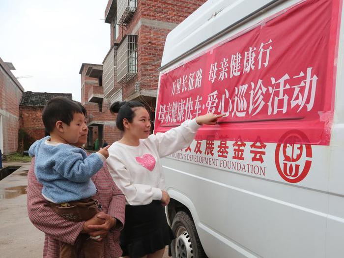 受益妇女小卢，临产时丈夫在外地打工，幸亏“母亲健康快车”及时赶到，护佑母子平安。（妇基会供图）