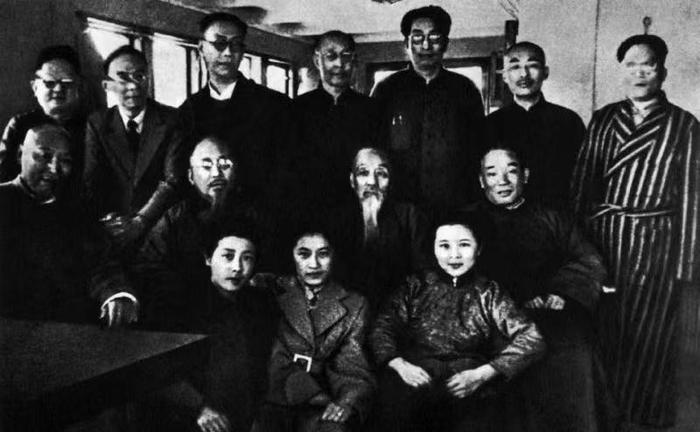 “知北游”一行在“华中号”合影