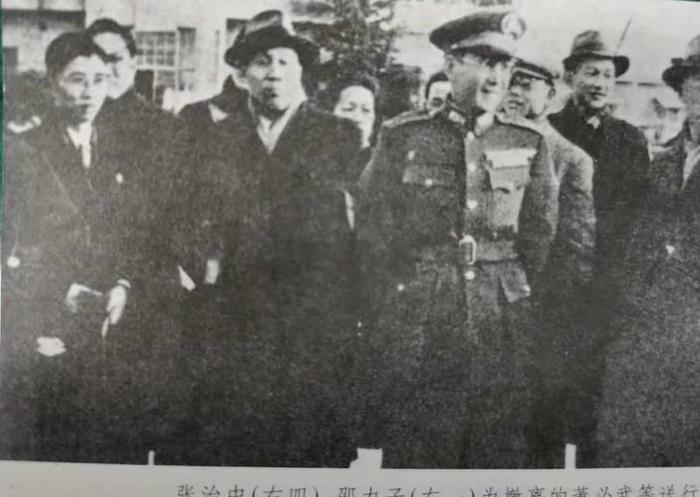 张治中（右四）、邵力子（左一）为撤离的董必武送行。2