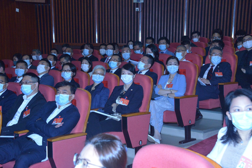 深圳市政协七届一次会议举行大会发言现场图