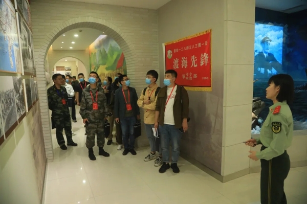 05网媒记者现场拍摄采访.webp