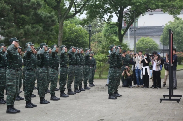 06网媒记者现场拍摄采访.webp