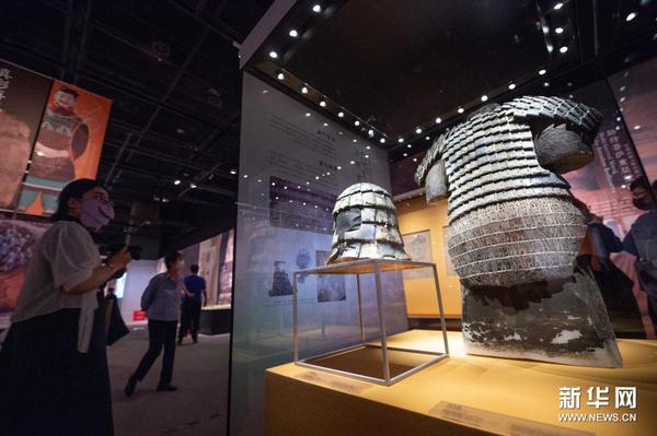 　这是5月18日在“万年永宝——中国馆藏文物保护成果展”上拍摄的陕西西安秦始皇陵出土的石甲胄。新华社记者 陈钟昊 摄