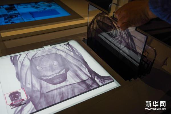 5月18日，观众在“万年永宝——中国馆藏文物保护成果展”上体验X光透视圆明园马首铜像。新华社记者 陈钟昊 摄