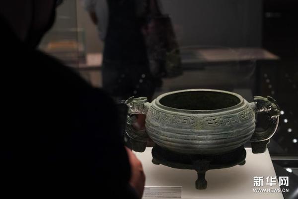 这是5月18日在“万年永宝——中国馆藏文物保护成果展”上拍摄的首都博物馆馆藏文物伯椃虘簋。新华社记者 陈钟昊 摄