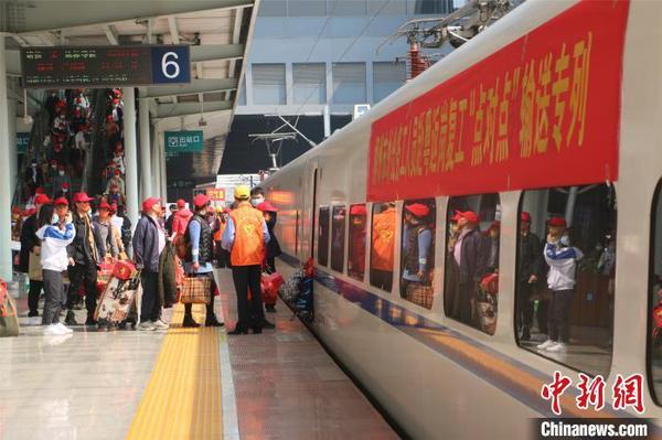资料图：外出务工人员乘坐火车。林馨　摄