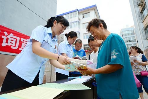 围绕中心贴近群众普法全民法治素养明显提升