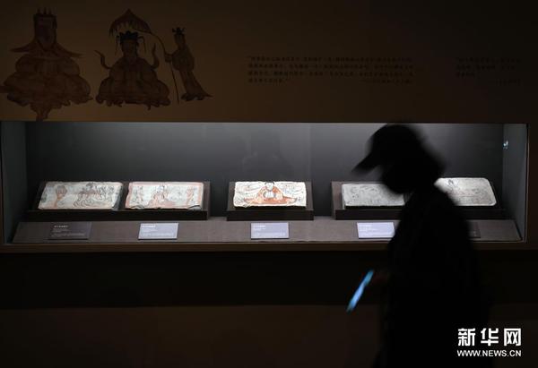 　5月24日，徐惠东（左）在位于建德市梅城镇的展厅向来自上海的游客介绍木雕作品。新华社记者 翁忻旸 摄