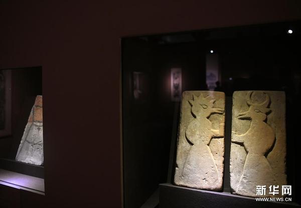 　这是展出的鸡首人身画像砖与牛首人身画像砖（5月21日摄）。新华社记者 金良快 摄