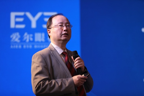 中国医师协会眼科分会屈光手术学组副主委、北京大学第三医院眼科副主任陈跃国教授现场分享国内近视手术现状及发展趋势