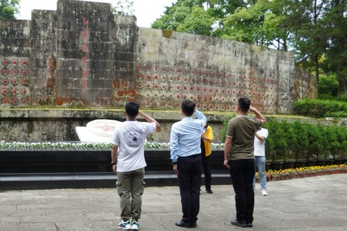 三位转业军人向红军烈士集墓致以庄严的军礼