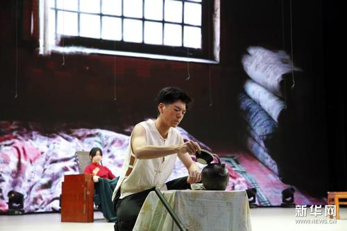 6月1日，中学生在表演话剧《骆驼祥子》片段。新华社发（周良 摄）