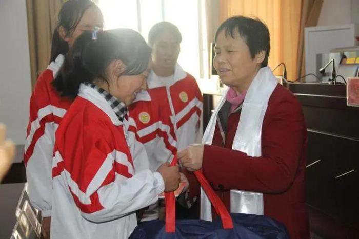 朱丽华和受助孩子们在一起。 受访者供图