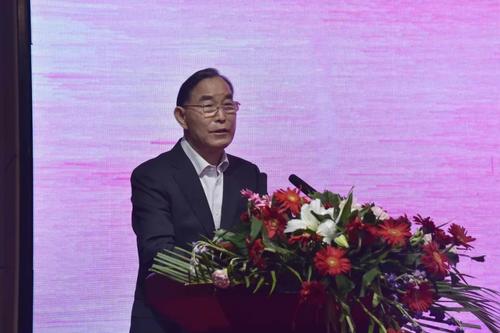 十二届全国政协委员、原农业部党组成员、中国丝绸桑蚕品牌集群主席朱保成致辞