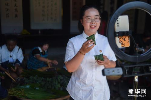6月8日，湖源乡的青年党员志愿者通过直播带货的形式为特色灰汤粽扩大知名度。新华社记者 徐昱 摄