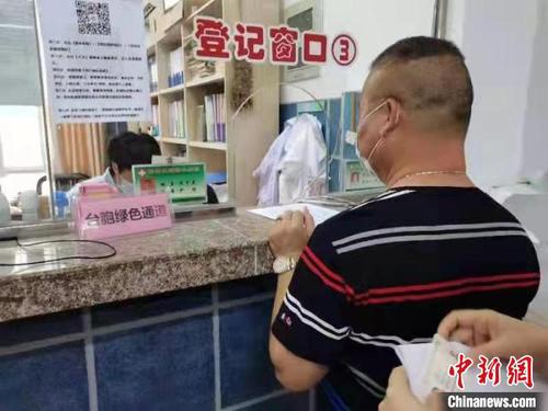 诏安县深桥卫生院开通台胞绿色通道，为当地台胞台商接种疫苗提供暖心的服务。　漳州市台港澳办供图