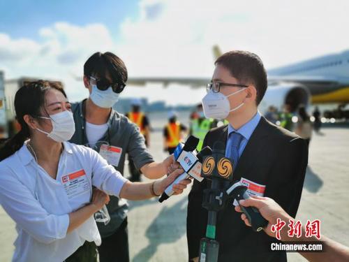 中国驻菲使馆临时代办檀勍生赴机场迎接并出席移交仪式，现场接受媒体采访。中新社记者 关向东摄