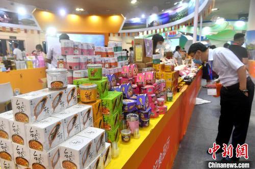 台湾食品吸引观展者。　吕明 摄