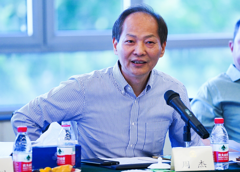 周  杰  中国经济社会理事会一至四届理事、国际清洁能源论坛（澳门）副理事长兼秘书长
