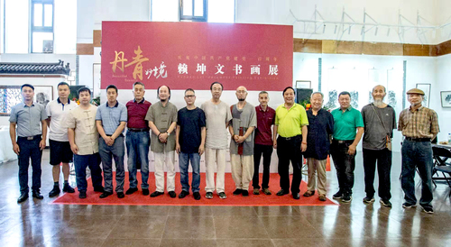 书画家们在展览现场合影留念