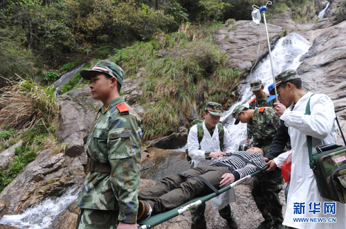 武警官兵在黄山风景区人字瀑景区举行旅游应急救援大演练。新华社照片