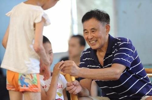 廖懿平和孩子们在一起