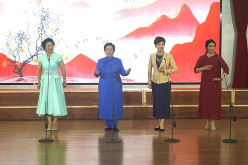 国际竹藤中心主任江泽慧、李佩红、王晓燕、赵方媛演唱《红色娘子军》选段“永葆这战斗青春”