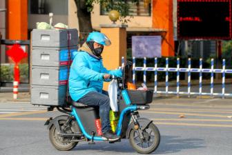 从银行高管到外卖小哥，“人生坠落”还是重新来过？
