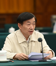 全国政协社会和法制委员会副主任，民政部原部长黄树贤：以立法推动社会救助制度更加成熟更加定型