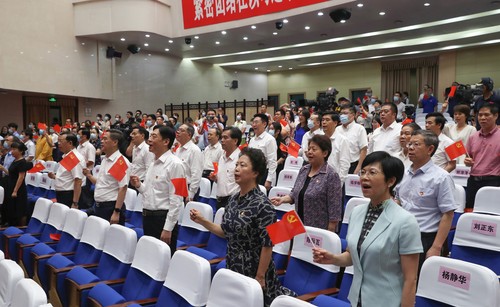 广西壮族自治区政协主席、党组书记孙大伟，全国政协文化文史和学习委员会副主任陈际瓦，全国人大常委会委员、民族委员会副主任委员李康；自治区领导曾万明、杨静华、李彬、陈刚、刘正东、严朝君、钱学明、黄洲、何辛幸到场观演，与大家合唱《歌唱祖国》。