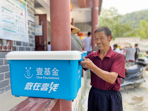 受灾百姓领取壹基金救援物资。 壹基金供图