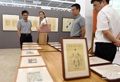 　　7月10日，嘉宾在杭州观成实验学校图书馆参观2021十竹斋木版水印艺术收藏文献作品展。当日，2021十竹斋木版水印艺术收藏文献作品展在杭州观成实验学校开幕，展出木版水印名家经典水印艺术作品及相关文献等共88件。展览将持续到9月15日。新华社记者 韩传号 摄