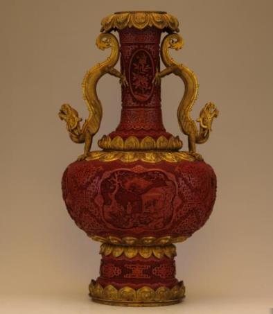 沈阳故宫展出乾隆款剔红开光山水人物纹龙耳瓶