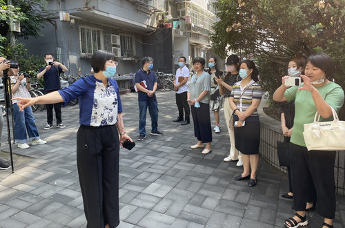 委员们实地了解社区物业管理相关工作情况
