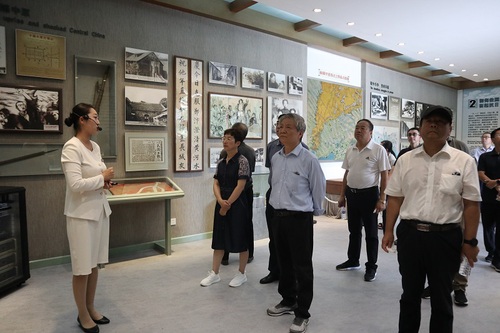 参观东北抗联纪念馆