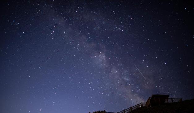 贺兰山下仰望宝瓶座δ南流星雨