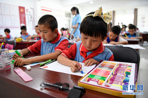 　7月30日，宁夏银川市兴庆区通贵乡通贵村学生在公益暑托班学习绘画。