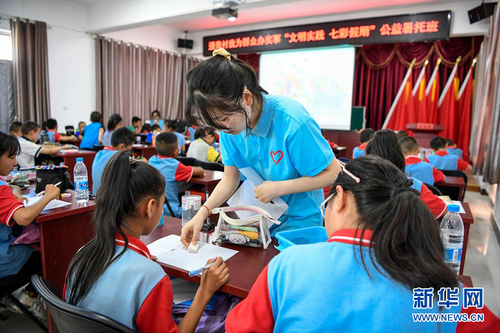 7月30日，返乡大学生志愿者（中）在宁夏银川市兴庆区通贵乡通贵村指导学生绘画。