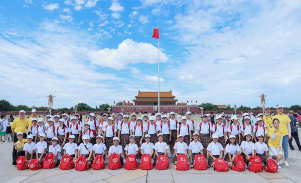 春蕾女童在天安门广场前合影
